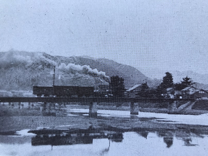 洲本川を渡る淡路島の鉄道