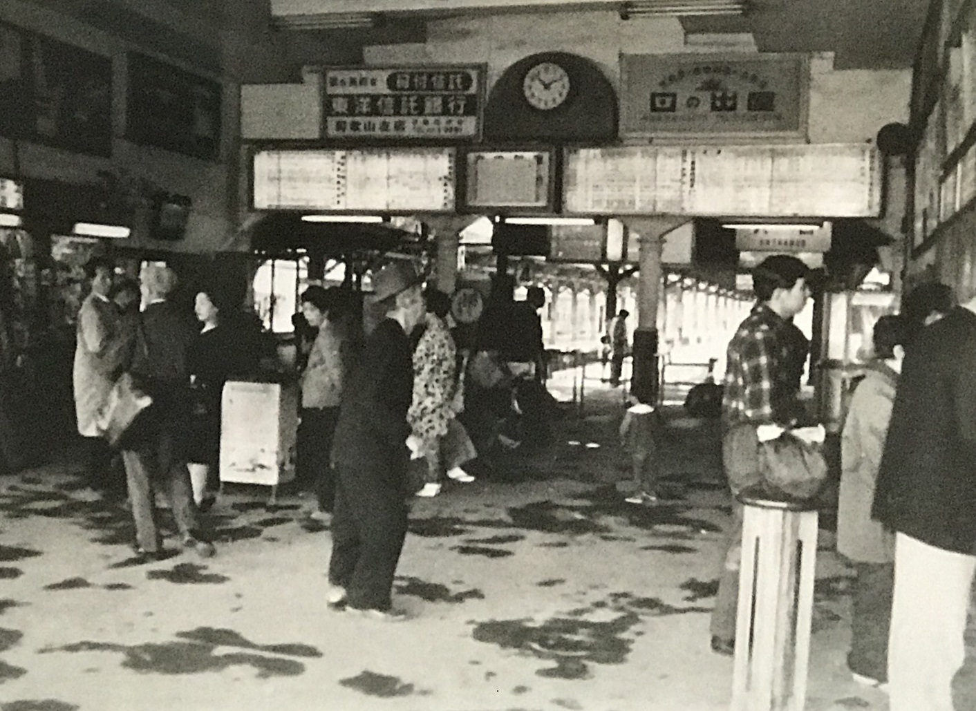 1966東和歌山駅構内（旧阪和電鉄側）。右側に切符売り場、左側には売店。奥が改札、その先に阪和線ホーム