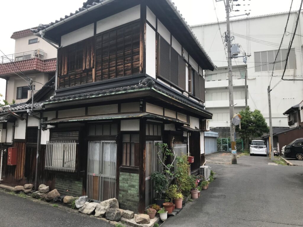 大阪府貝塚市の遊郭跡の建物。