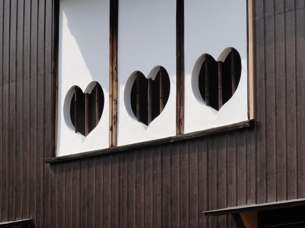 大和郡山市の洞泉寺遊郭旧川本楼（町家物語館）の壁のハート（猪目）