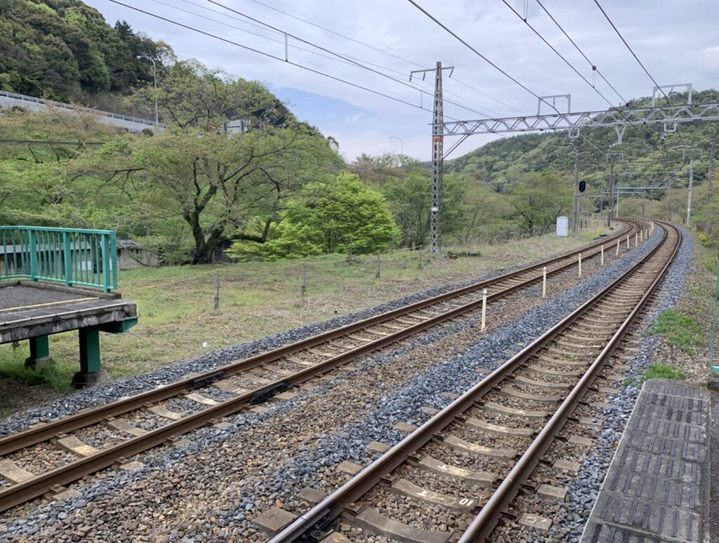 山中渓駅の阪和電鉄時代の架線柱