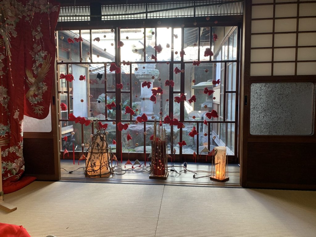 奈良県大和郡山市の洞泉寺遊郭跡に残る元妓楼町家物語館、旧川本楼の内部の居間