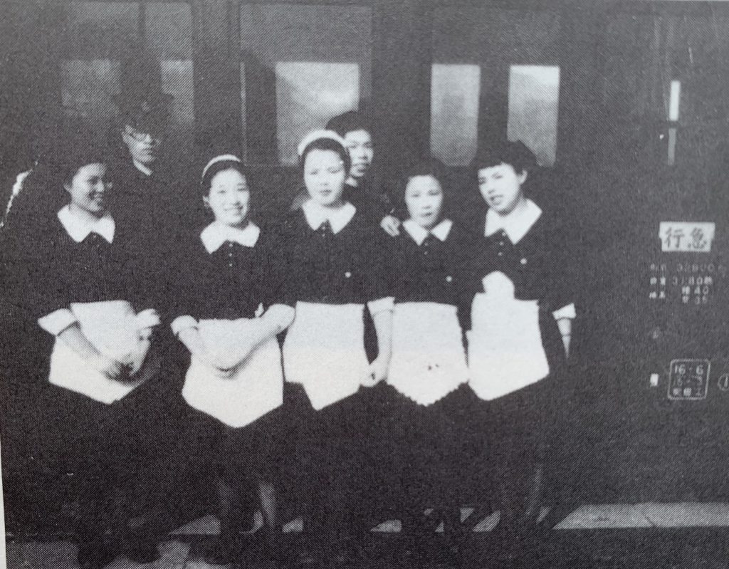 1940年、昭和15年、急行列車の食堂車で働いていた女性たち。大社線８０年の軌跡より