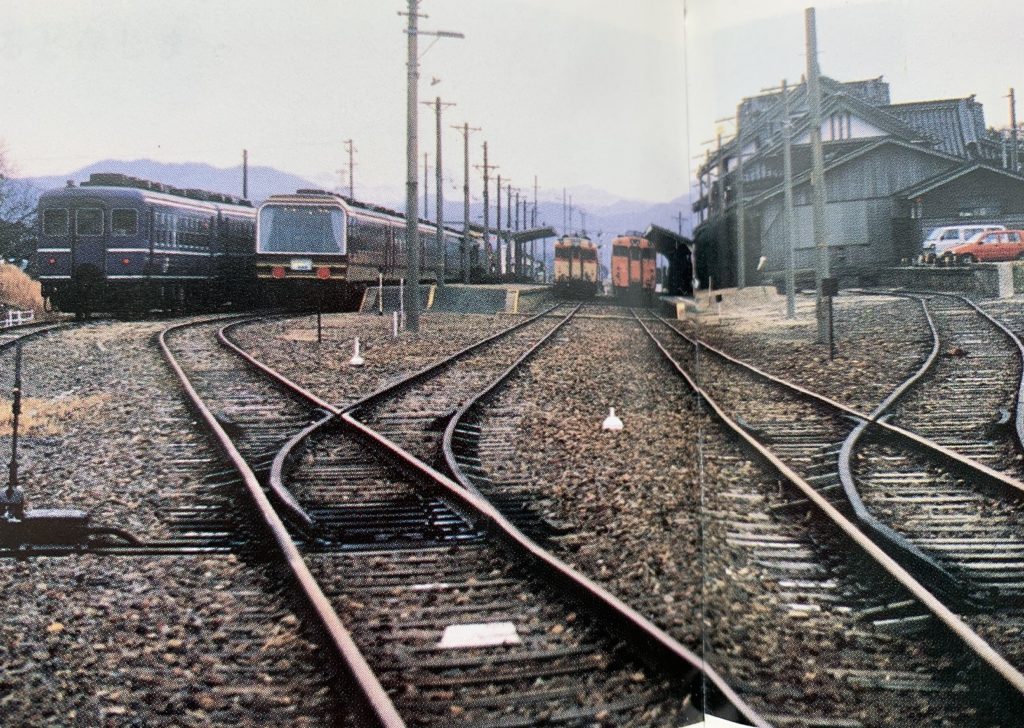 旧大社線大社駅のホームに停車中の団体列車留置中（大社線８０年の軌跡）