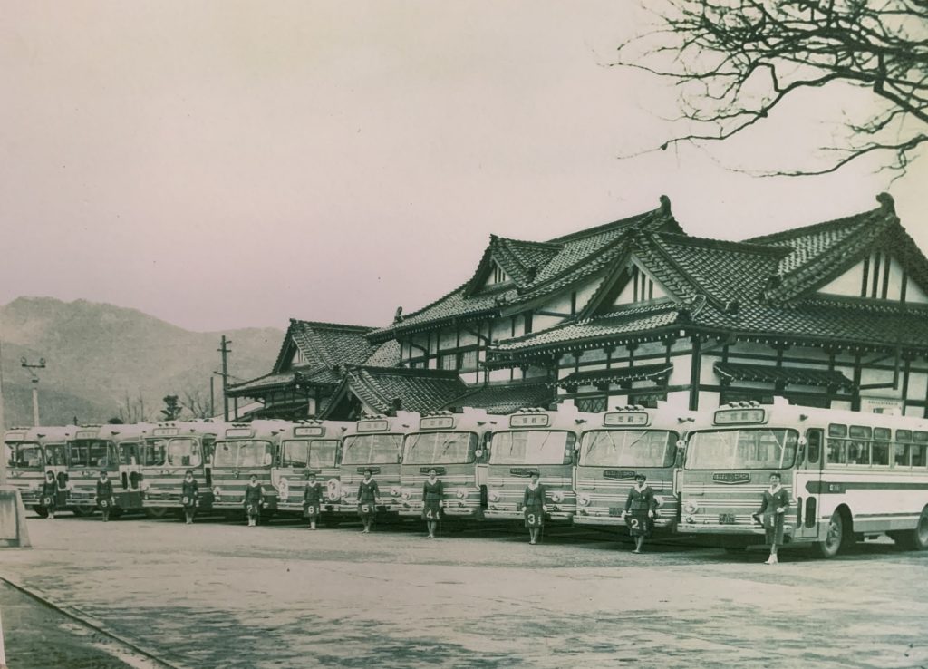 昭和30年代の大社駅。駅前に並ぶ観光バス