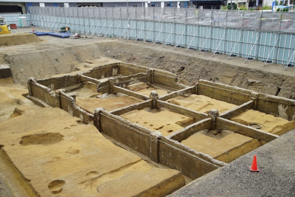 なんばパークス南の平面駐車場跡のホテル建設現場から出て来た近代遺構の発掘