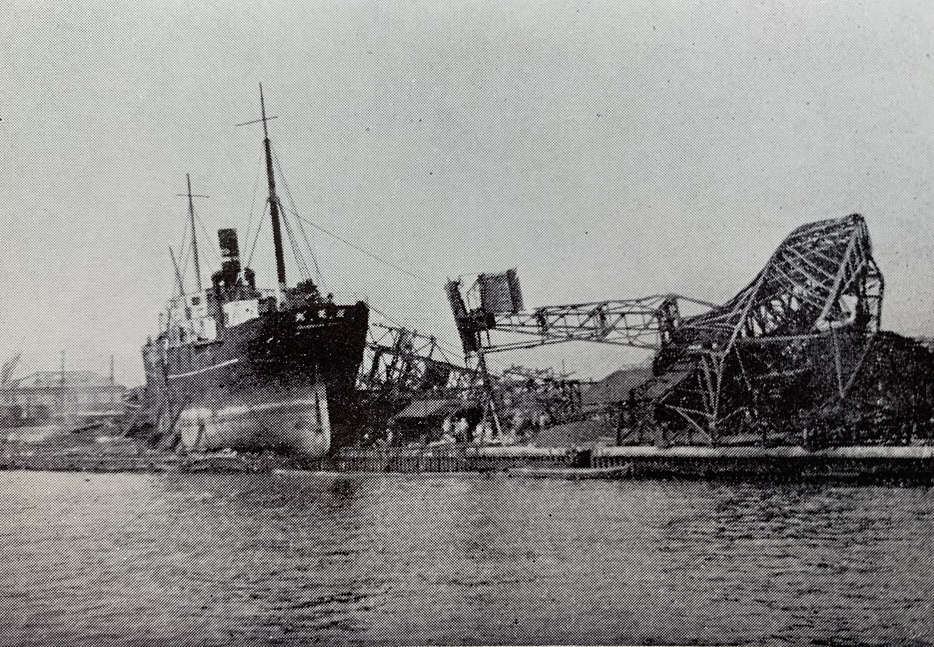 1934室戸台風の高潮による桜島大クレーン崩壊と運天丸（約1000トン）の座礁（『大阪港のあゆみ』）