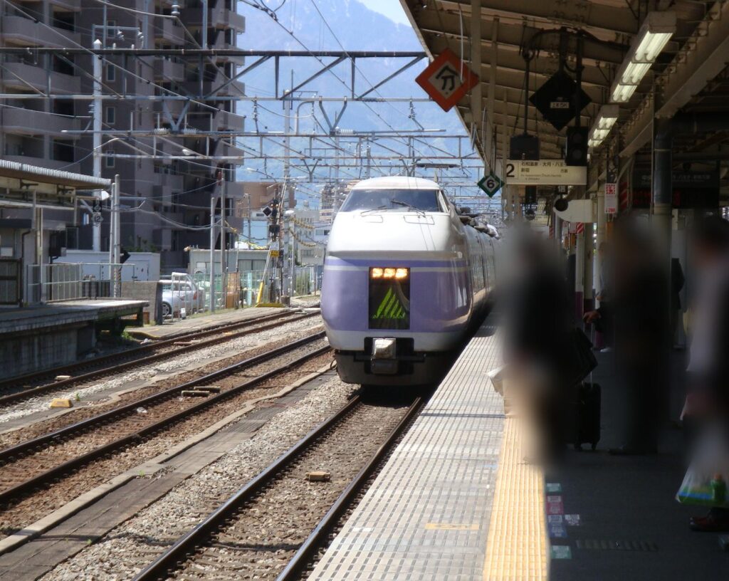 甲府駅のスーパーあずさ