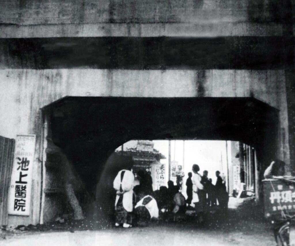 南海の龍神駅。大浜支線（阪堺）との高架地点。通称ガード下。1945年7月の空襲でたくさんの人が亡くなった。