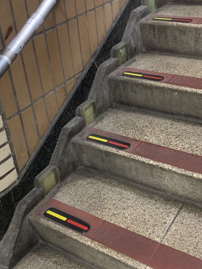 名古屋駅の戦争遺構。階段に残る蛍光、畜光タイル