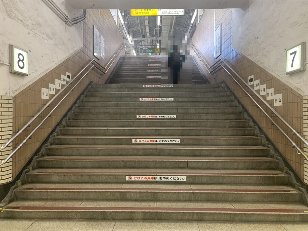 名古屋駅の戦争遺構。階段に残る蛍光、畜光タイル