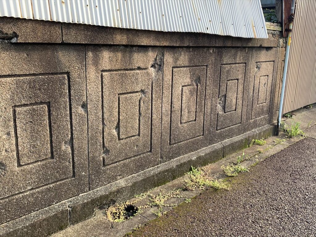 愛知県名古屋市港区錦町、稲永遊郭跡に残る機銃掃射の弾痕