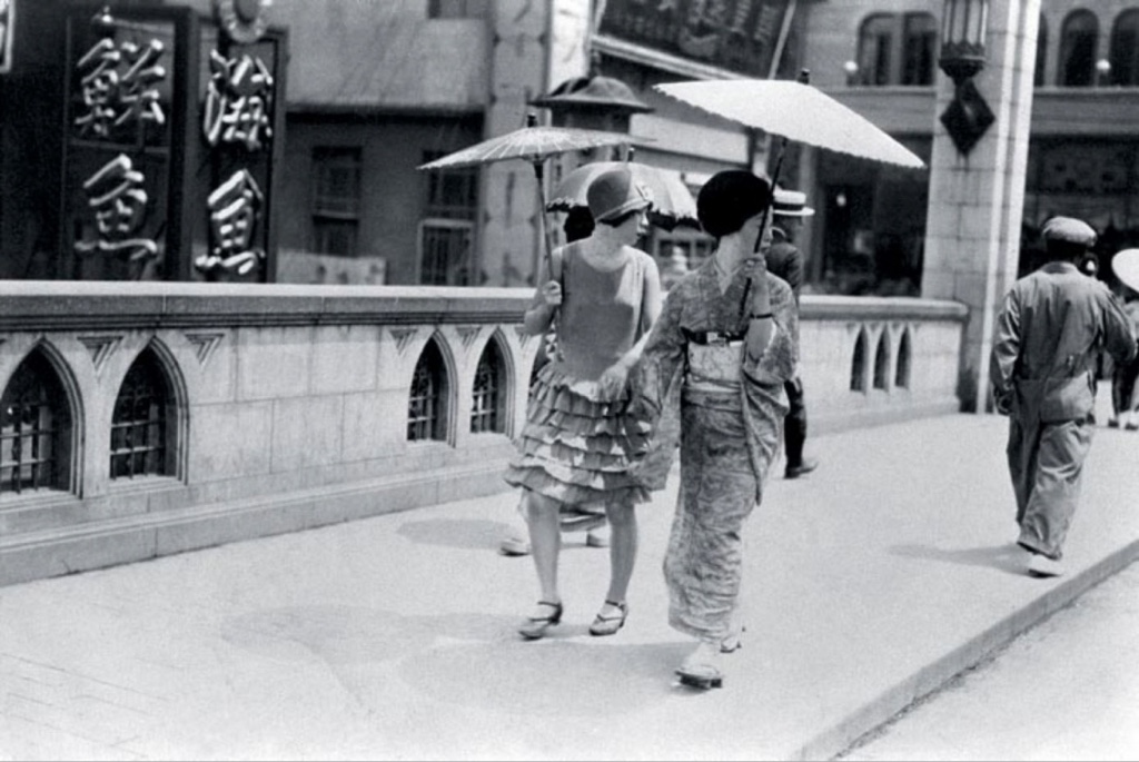 大阪道頓堀を歩くモガ。1928~29年頃