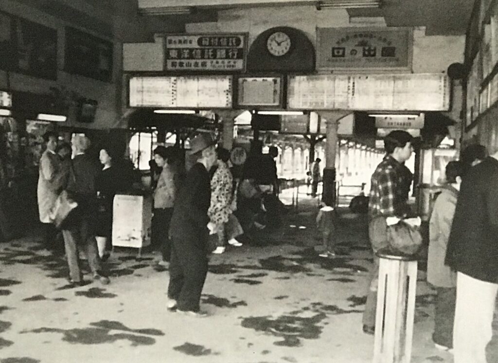 1966東和歌山駅構内（旧阪和電鉄側）。右側に切符売り場、左側には売店。奥が改札、その先に阪和線ホーム-1