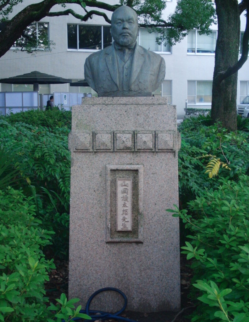 関西大学の山岡順太郎の銅像