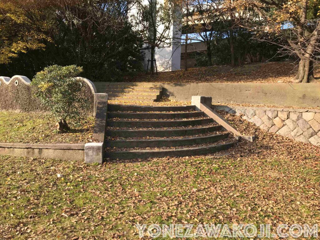 大浜公園、大浜潮湯の跡。現在はグラウンドに。グラウンドにある謎の階段