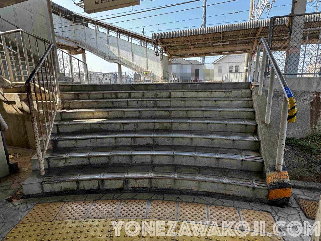 JR阪和線東佐野駅構内の階段