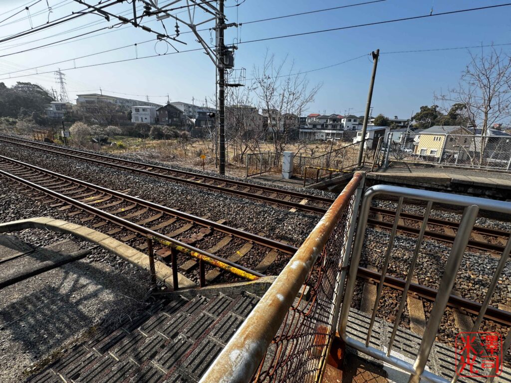 阪和線東佐野駅ホーム。昔の線路をまたぐ跡