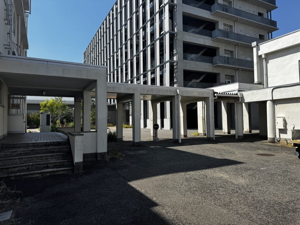 大阪公立大学杉本キャンパスの近代建築。予科2号館と第一体育館をつなぐ廊下