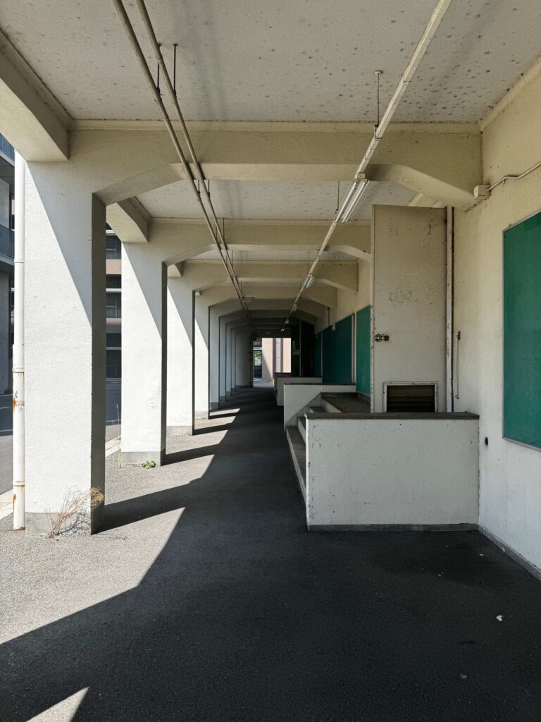 大阪公立大学の近代建築。第一体育館の廊下