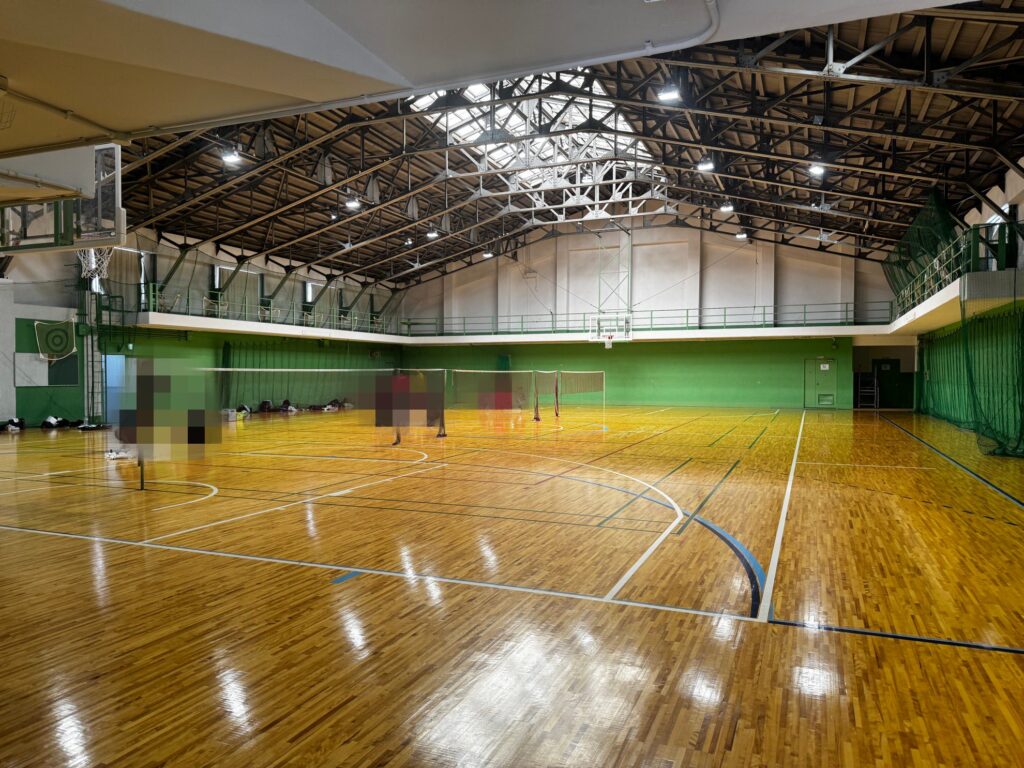 大阪公立大学杉本キャンパスの近代建築。第一体育館の中。
