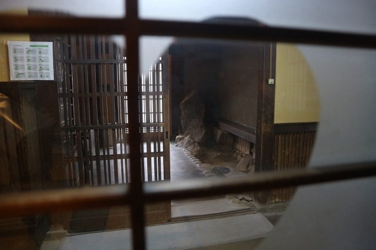 大和郡山市の元妓楼、川本楼町家物語館の帳場の猪目窓
