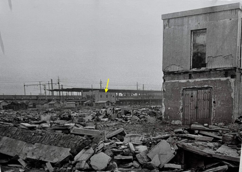 1945年か1946年初頭、神戸市兵庫駅あたりの空襲の跡。山陽電鉄の山陽兵庫駅の駅舎も焼け残っているのが見える