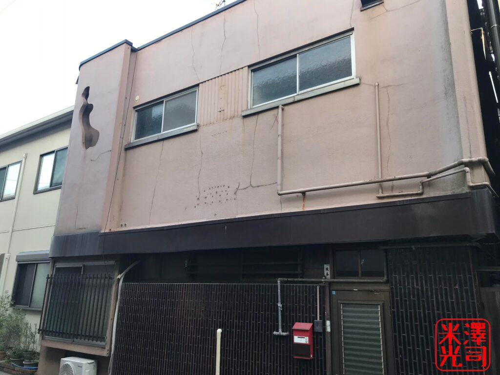 門司錦町のカフェー建築。女の人の像がくり抜かれた建物。