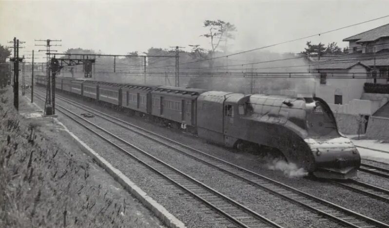 1937年、昭和12年芦屋駅付近を走る17
列車こと名士列車（『蒸気機関車の記録写真』西尾克三郎