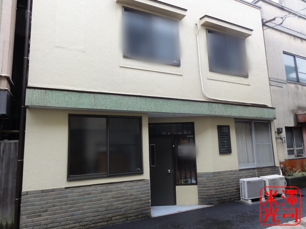 門司錦町赤線カフェー街跡。緑タイルがインパクトの建物。