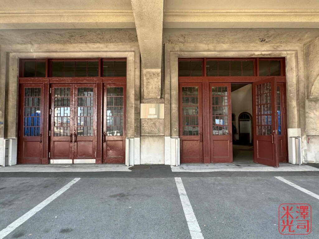 神戸市新港第四突堤Q2上屋。1933年竣工の元国際旅客船ターミナルの1階玄関