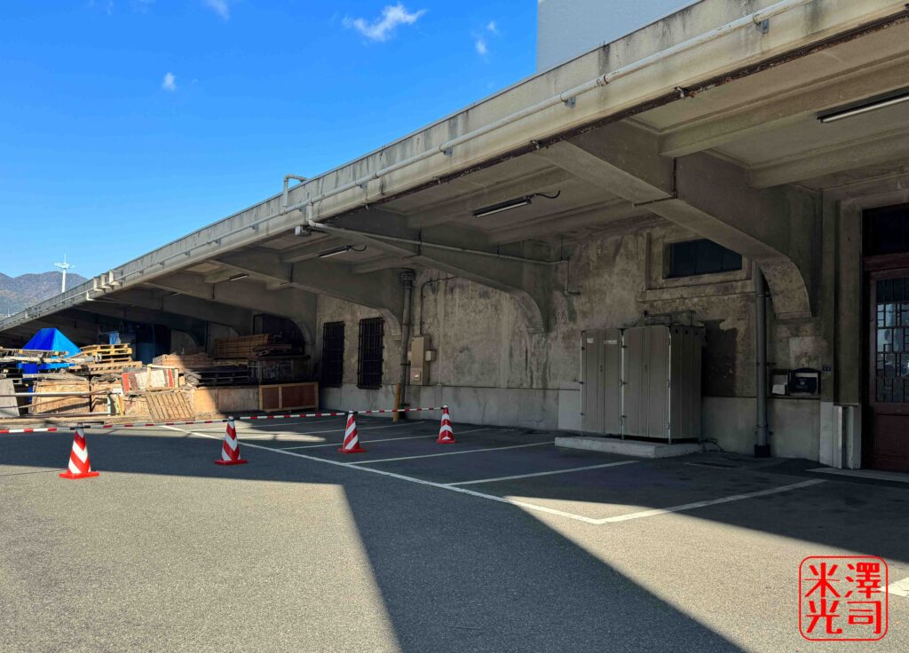 ボートトレインが発着した神戸港駅のホーム跡。現在は神戸新港Q2上屋。