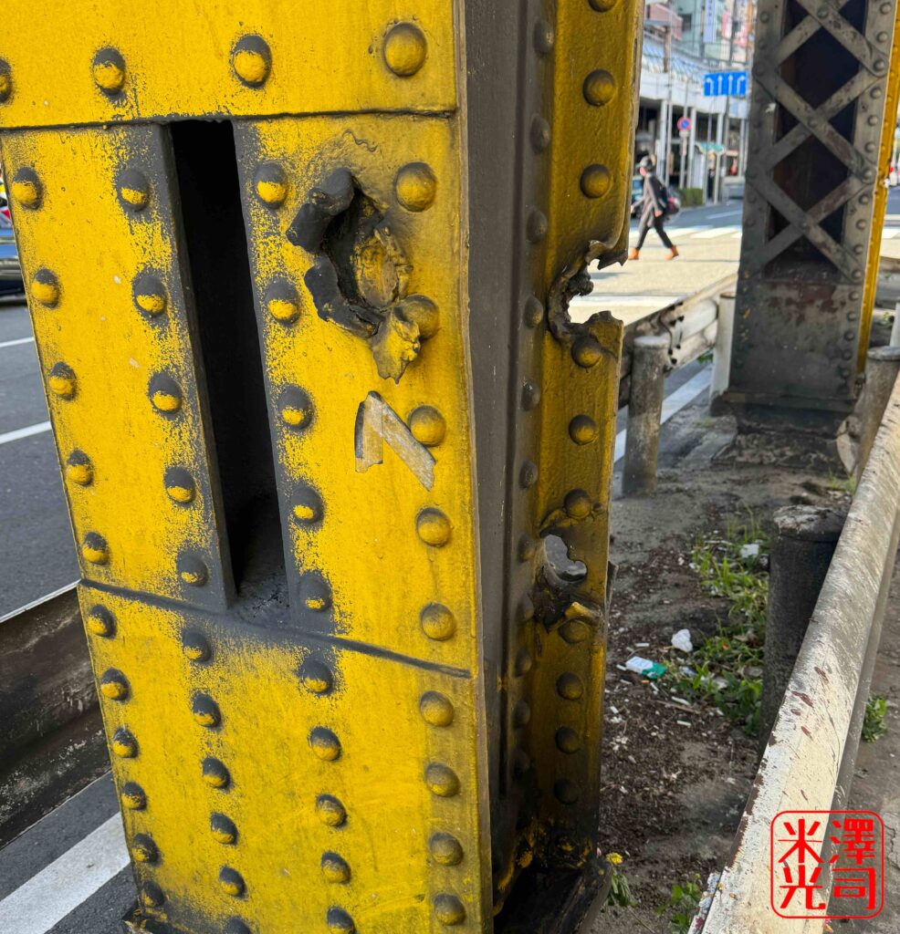 大阪環状線玉造駅のガード下、黒門町架道橋の機銃掃射による弾痕