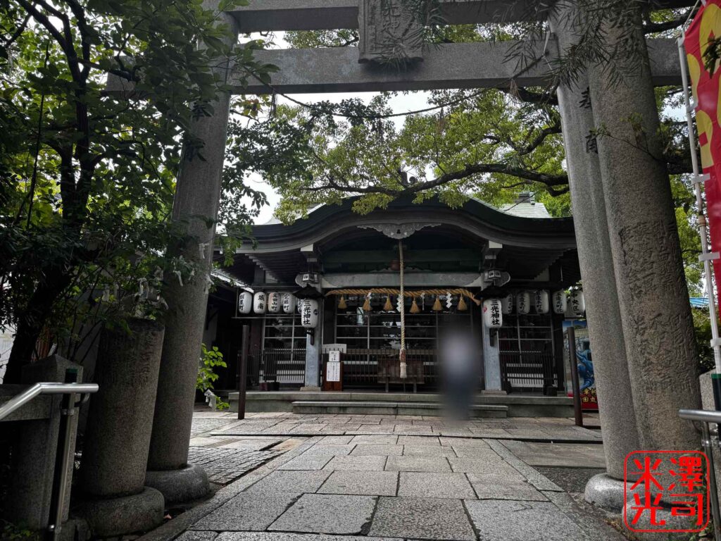 大阪玉造、真田山にある三光神社に残る戦争遺構、片柱だけの鳥居