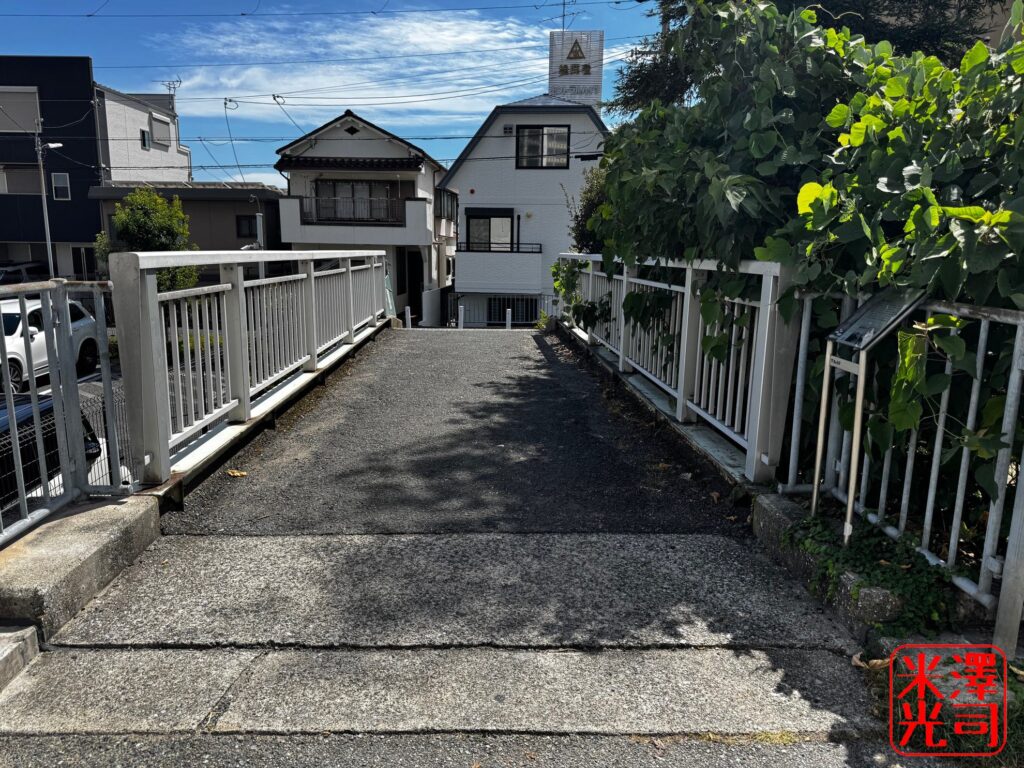 神戸市灘区、JR灘駅の前にある貨物線を跨ぐ橋。「灘のタカバシ」と呼ばれている。
