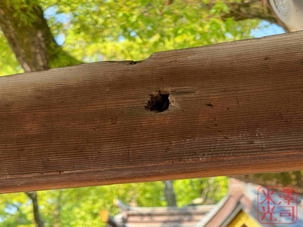 豊中市庄内神社の手水舎。機銃掃射で開いた弾痕が残っている。