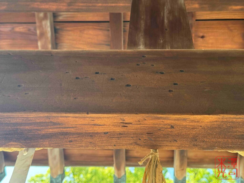 豊中市庄内神社の手水舎。機銃掃射で開いた弾痕が残っている。