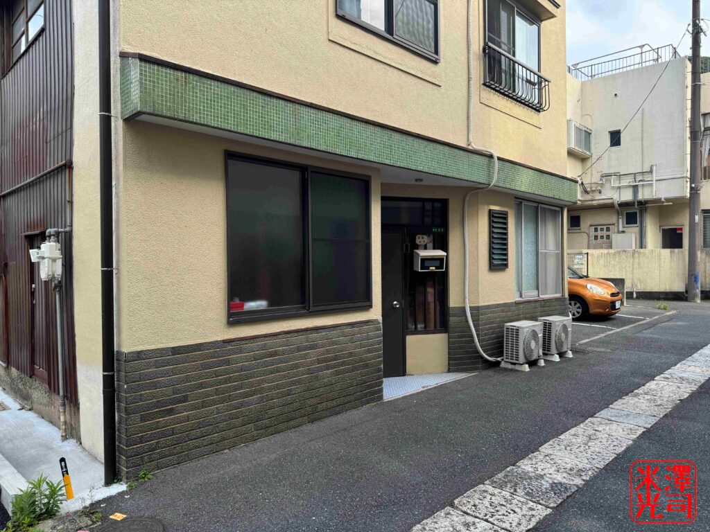 門司錦町赤線カフェー街跡。緑タイルがインパクトの建物。