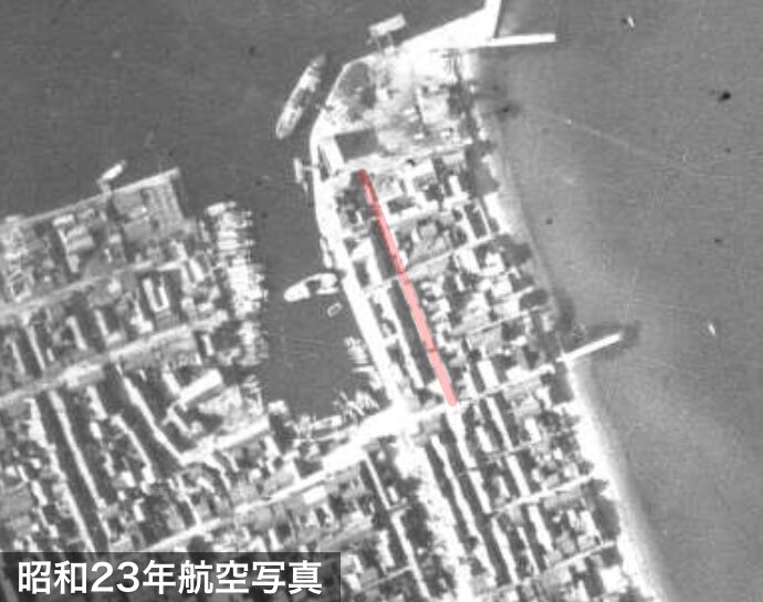 昭和20年代の洲本遊郭の航空写真。「洲本桟橋で降りて観光バスに乗ると嫌でも遊廓を通る仕組みになっている」という「全国女性街ガイド」の記述が正しいかの証明用。