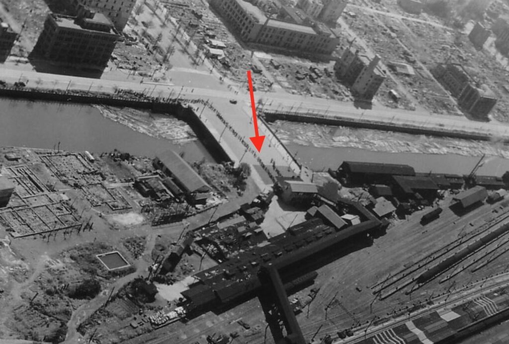 1945年9月の東京駅八重洲口の写真