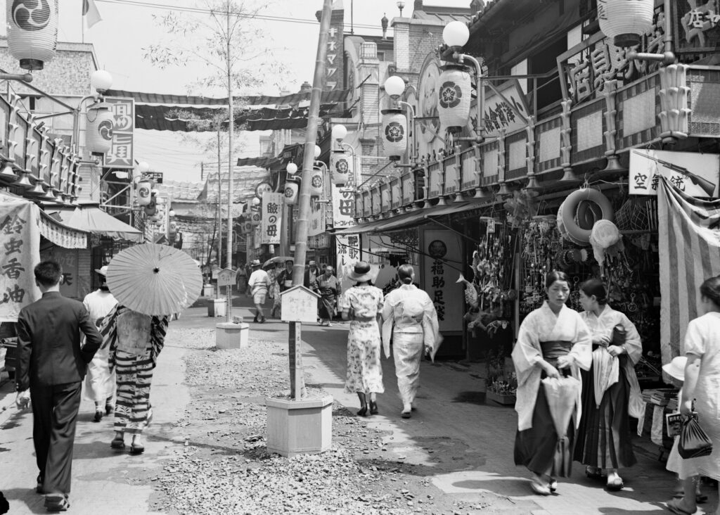 昭和6年（1931年）と思われる写真。京都の新京極通です。着物、袴、洋服のモガなどこの当時ならではの和洋いろいろな服装が見られます。