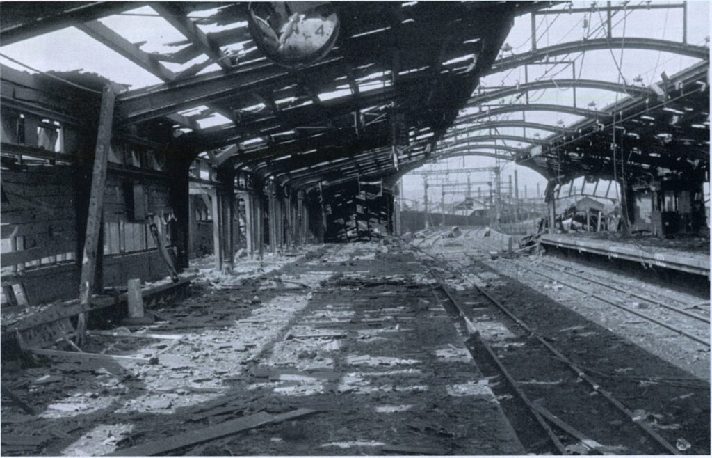 昭和20年(1945年)6月か7月の空襲で焼けた城東線、現在の大阪環状線の森ノ宮駅