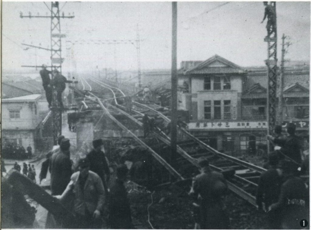 空襲で直撃を受けて破壊された美章園駅。