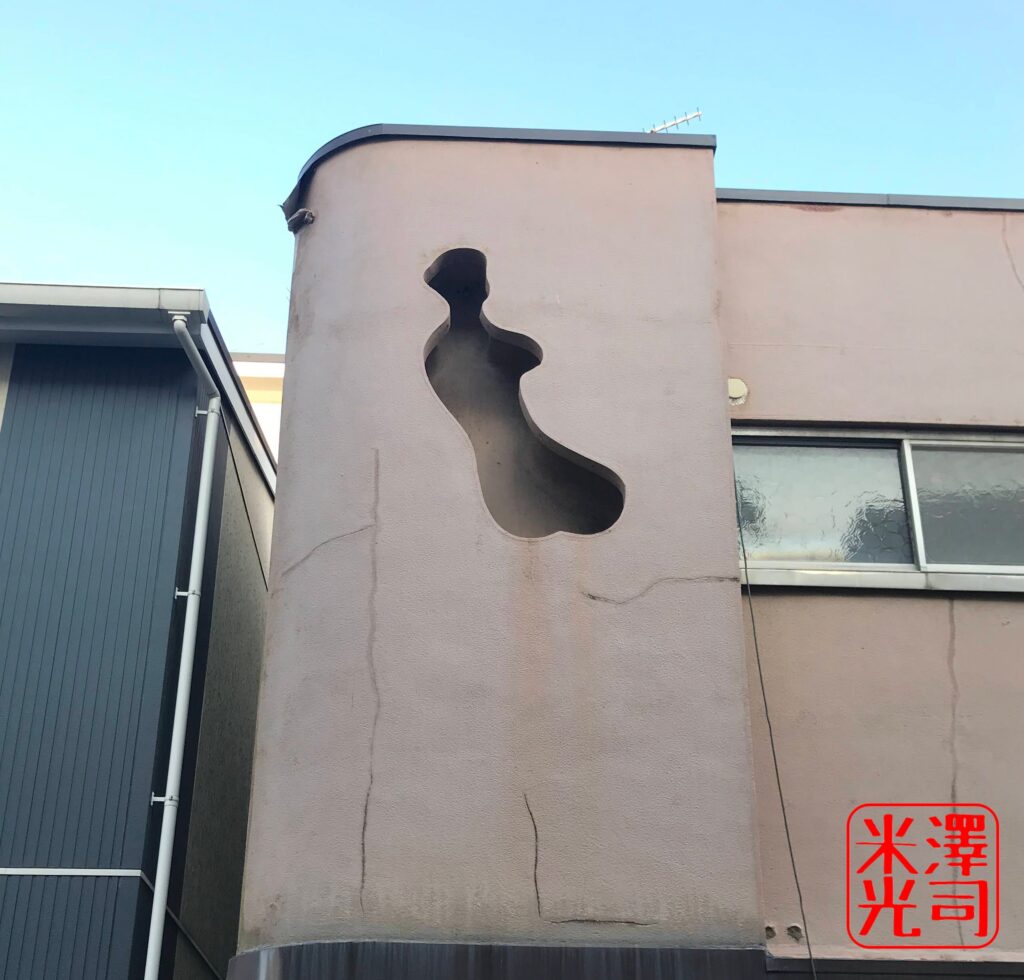 門司錦町のカフェー建築。女の人の像がくり抜かれた建物。