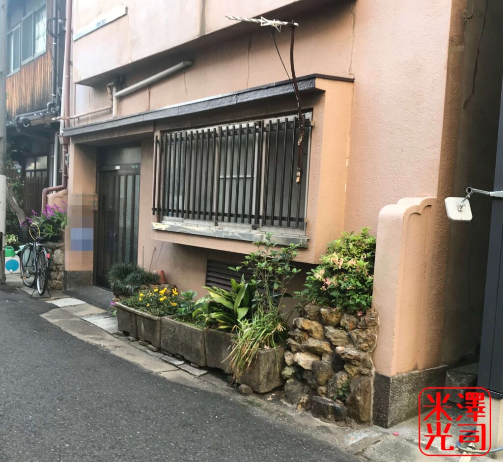 門司錦町のカフェー建築。女の人の像がくり抜かれた建物。