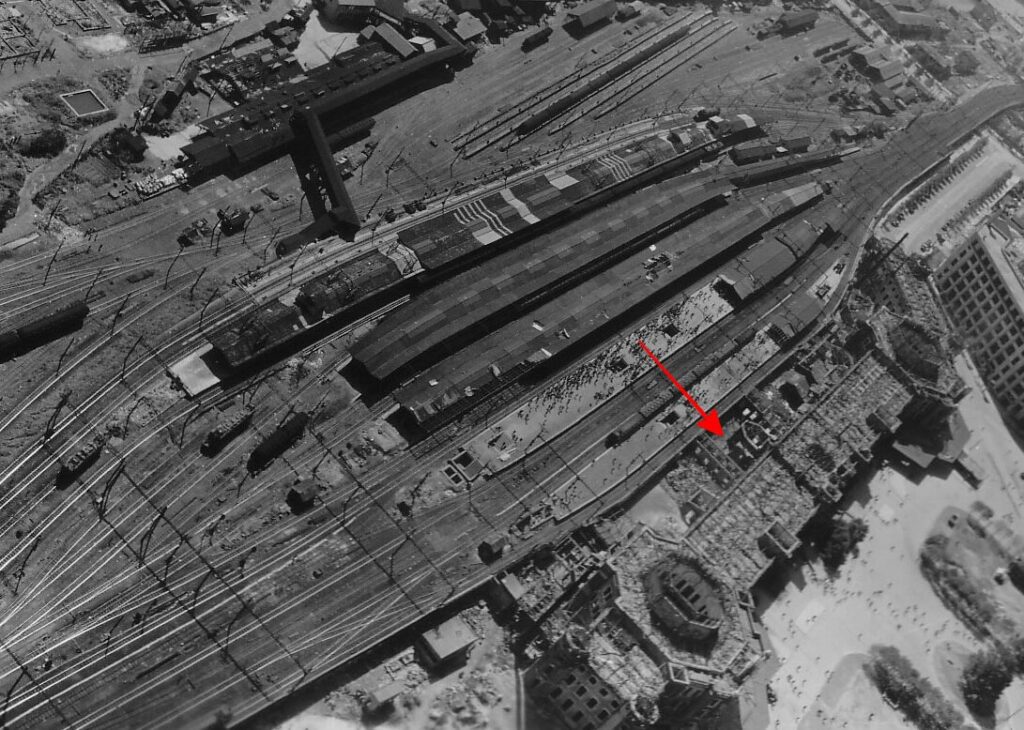 空襲で焼けた東京駅丸の内口。3階部分が失われている。