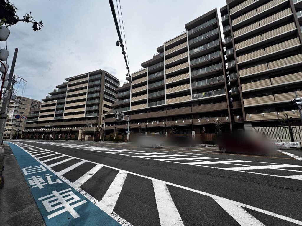 津久野駅前。サンヴァリエ津久野