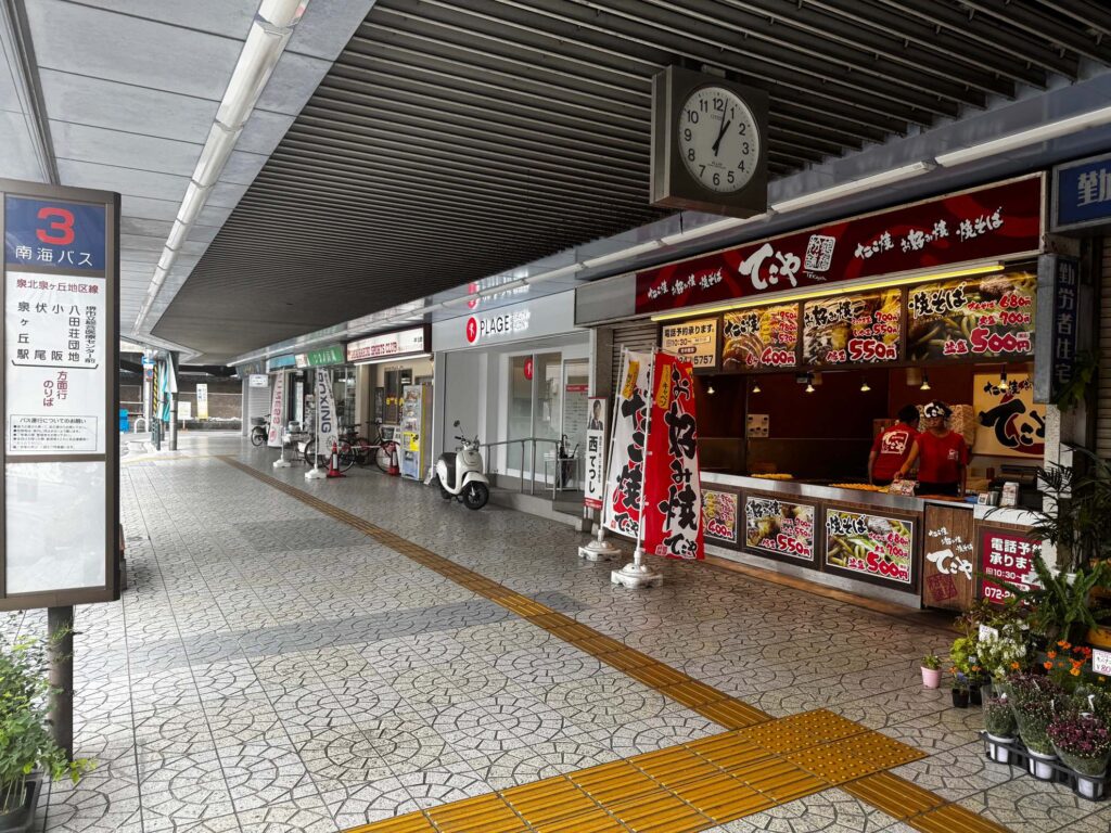 阪和線津久野駅前のUR津久野団地。1階が店舗になっている1号棟の店舗。2025年