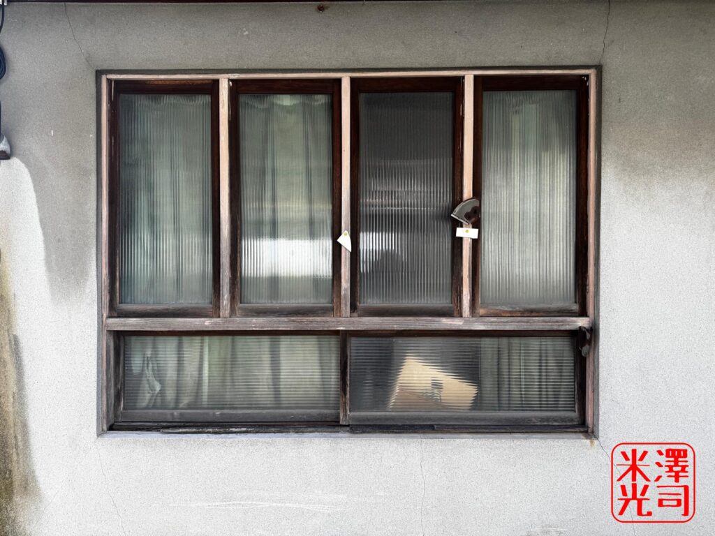 滋賀県長浜遊郭跡のカフェー建築のような建物の窓