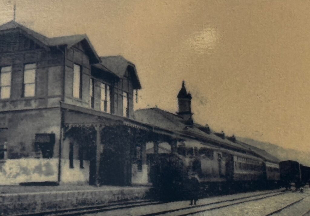 昔の敦賀港駅。ボートトレイン、敦賀港行きの欧亜連絡国際列車が停車中。